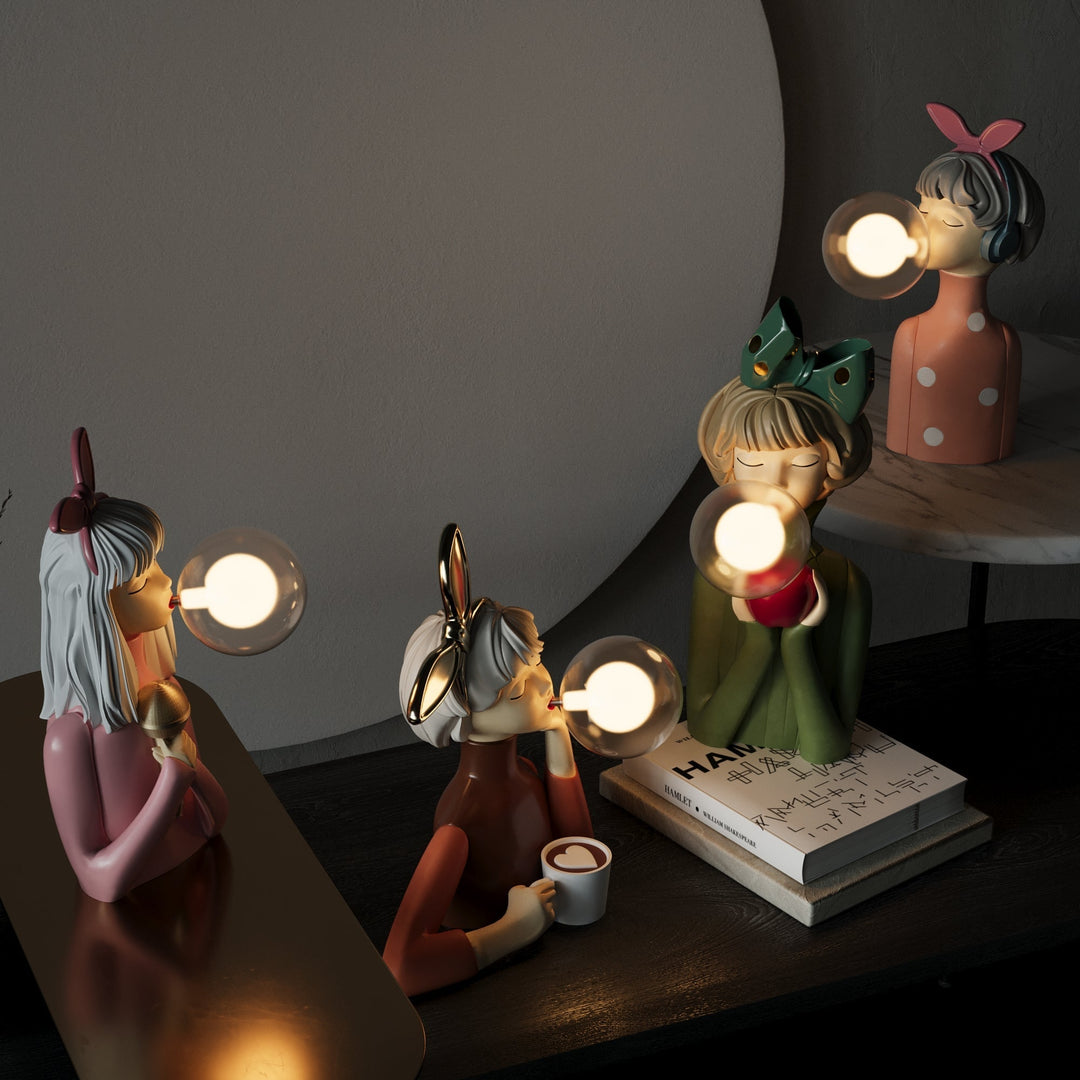 Håndlaget bordlampe for en touch av unik design i ethvert interiør. Gir varm og koselig glød.