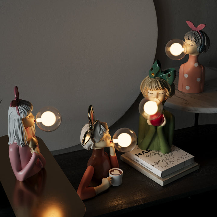 Håndlaget bordlampe for en touch av unik design i ethvert interiør. Gir varm og koselig glød.