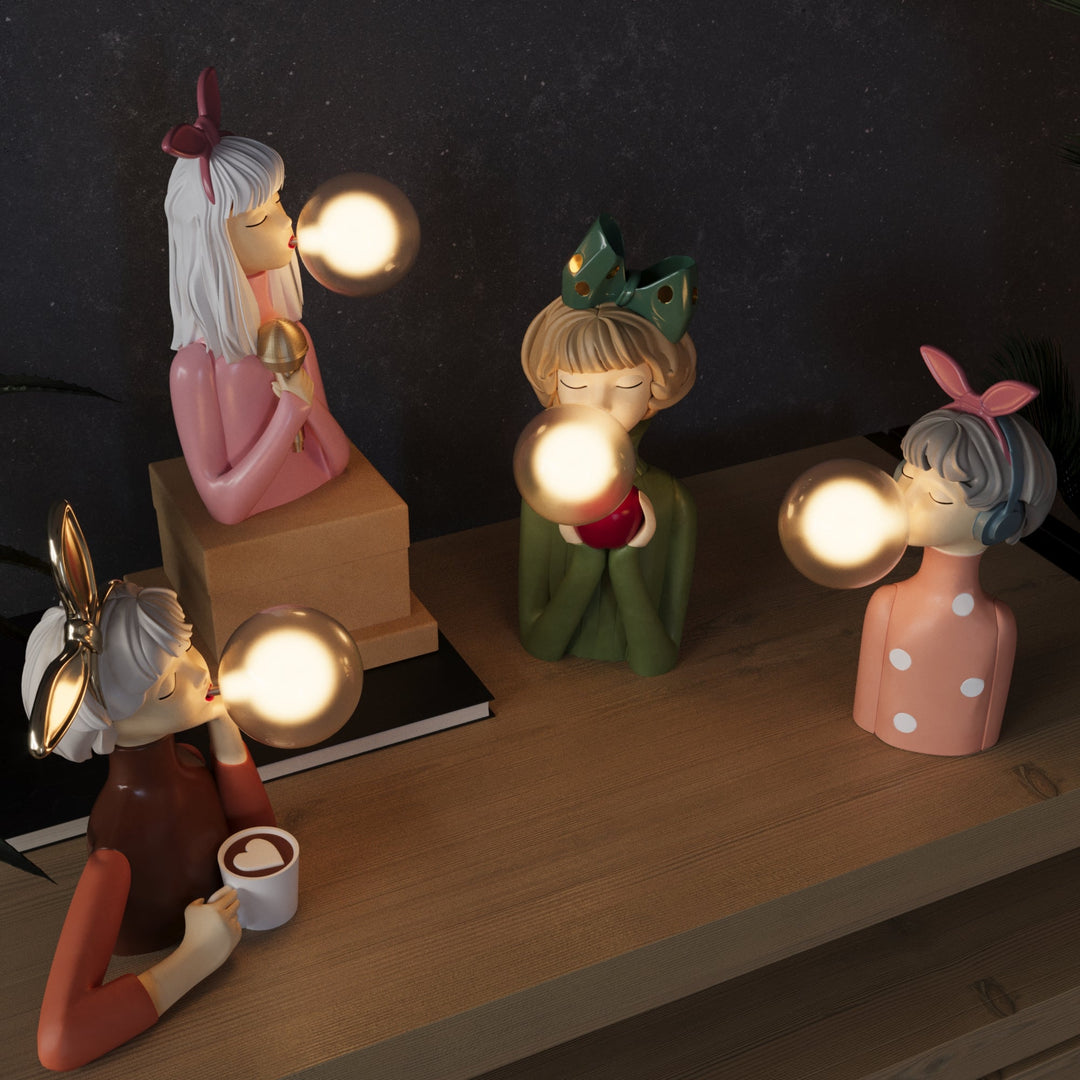 Stilfull bordlampe til soverommet, håndlaget og dekorativ. Perfekt for leselys og atmosfære.