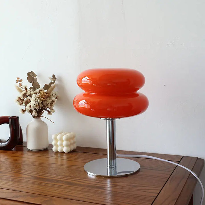 Elegant oransje Bauhaus bordlampe. En dimbar interiørlampe som tilfører farge til et moderne hjem.