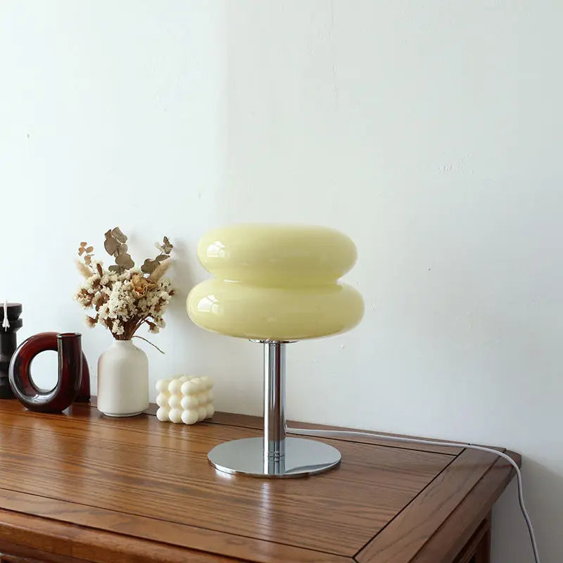 Hvit minimalistisk Bauhaus bordlampe. Trådløs og dekorativ designlampe, ideell for soverom og hygge.