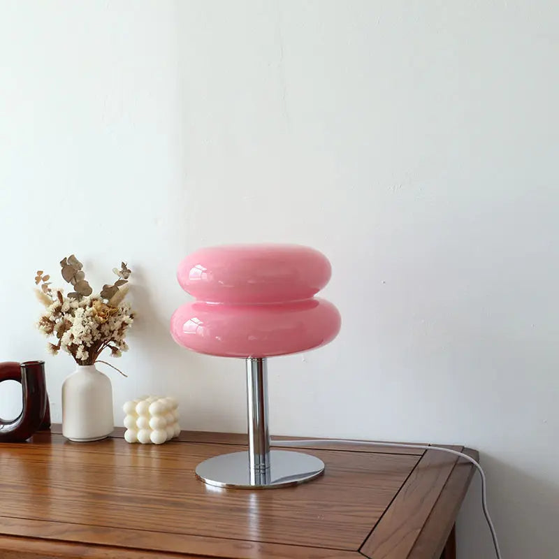 Stilren rosa Bauhaus bordlampe. Dimbar og trådløs, en moderne interiørlampe som pynter opp stuen.