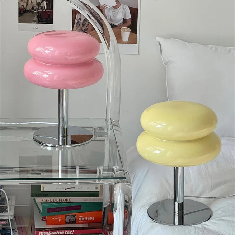 Allsidig Bauhaus bordlampe i moderne design. Trådløs, dimbar og perfekt som dekorasjon i hjemmet.