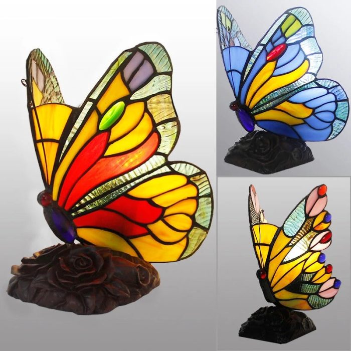 Håndlaget retro bordlampe med intrikate sommerfugler i farget glass. En vintage interiørdetalj.