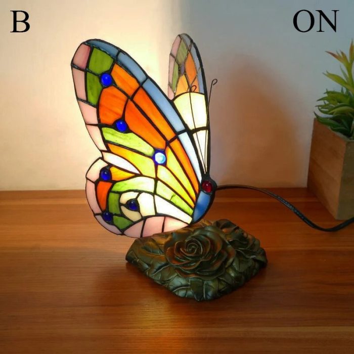 Elegant sommerfugl bordlampe i retro stil med glassmaleri. Perfekt for koselig hjemmeinnredning.