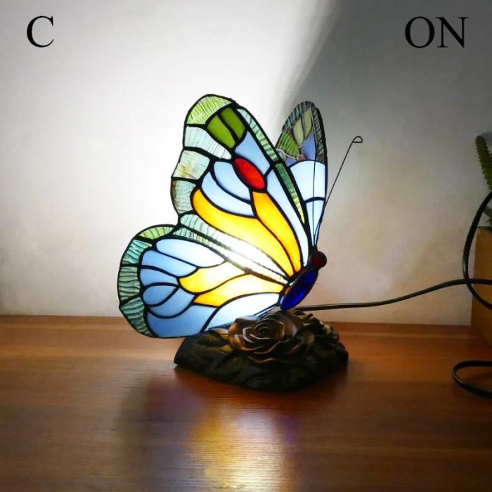 Unik bordlampe med sommerfugl i glassmaleri, inspirert av vintage design. Bruker energieffektivt LED.