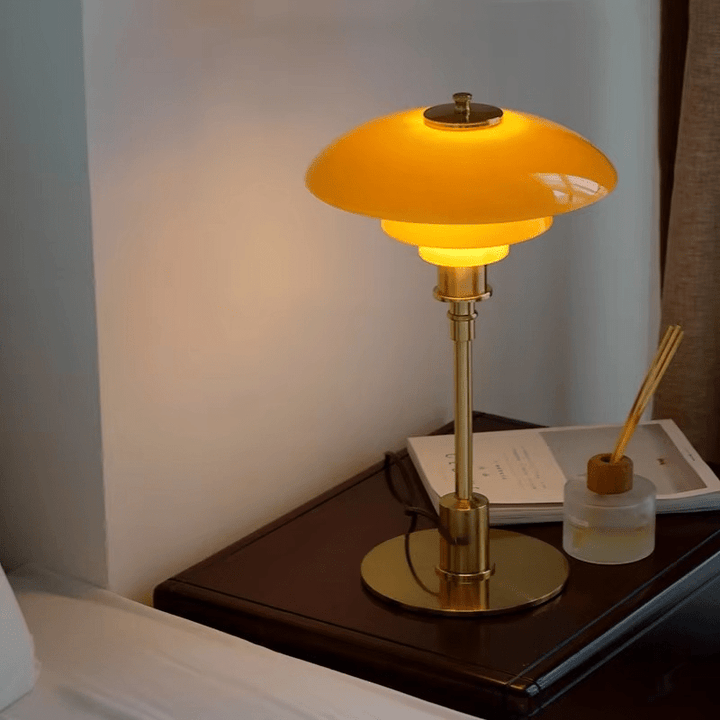 Elegant LED-bordlampe med dimbar funksjon. Rent, minimalistisk design som passer i ethvert moderne interiør.