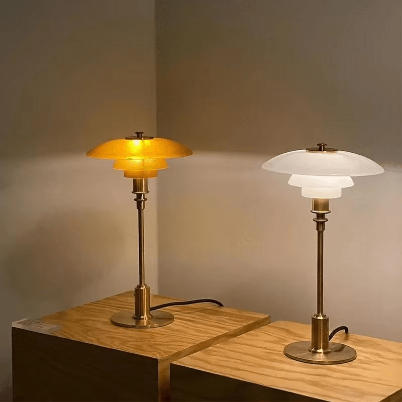 Stilren dimbar LED-bordlampe. Skandinavisk design for moderne interiør, ideell for stemningslys.