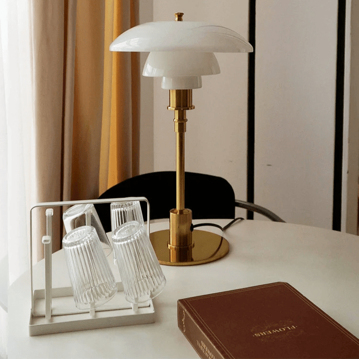Minimalistisk LED-bordlampe med justerbart lys. Elegant skandinavisk belysning som skaper hyggelig atmosfære.