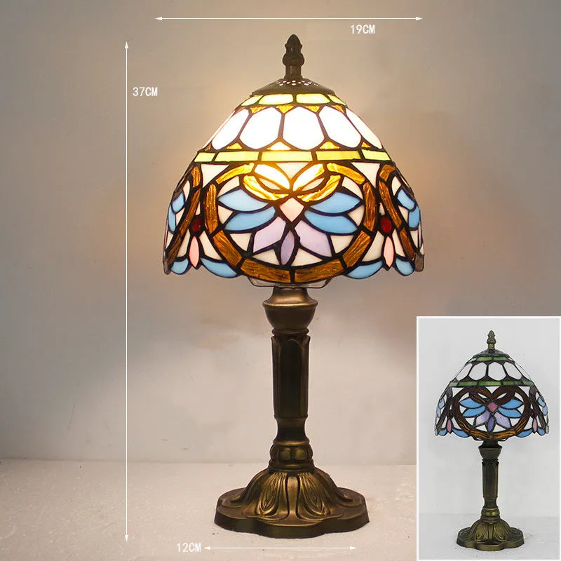 Stilig fargerik bordlampe med fleksibel hals, ideell som stemningslys eller arbeidslampe.