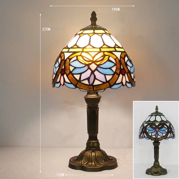 Stilig fargerik bordlampe med fleksibel hals, ideell som stemningslys eller arbeidslampe.