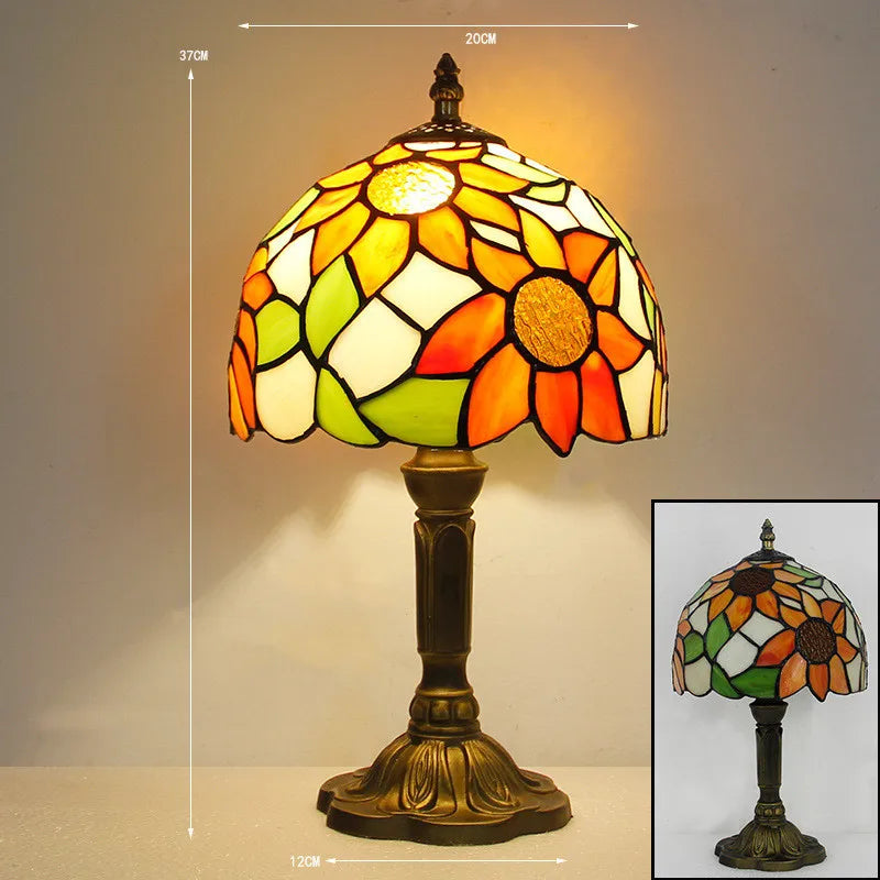 Elegant dekorlampe i fargerike nyanser, skaper stemning i stuen eller soverommet.
