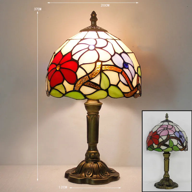 Fargerik lampefot på bordlampe, med moderne design og stabil base.