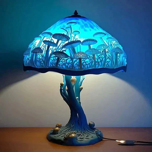 Stemningsfull glassmaleri bordlampe. Fargerik og eventyrlig barnelampe; ideell som nattlys og barneromsdekorasjon.