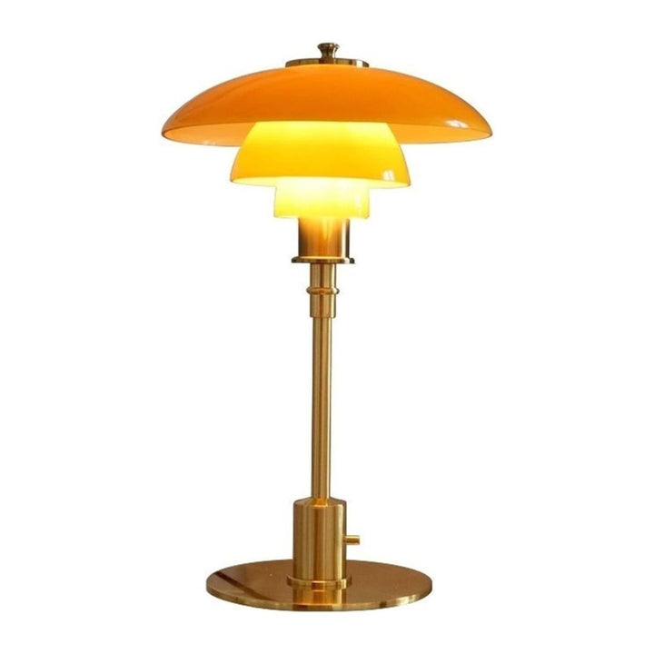 Dekorativ gull bordlampe med elegant skandinavisk design, ideell for stemningsbelysning i hjemmet.