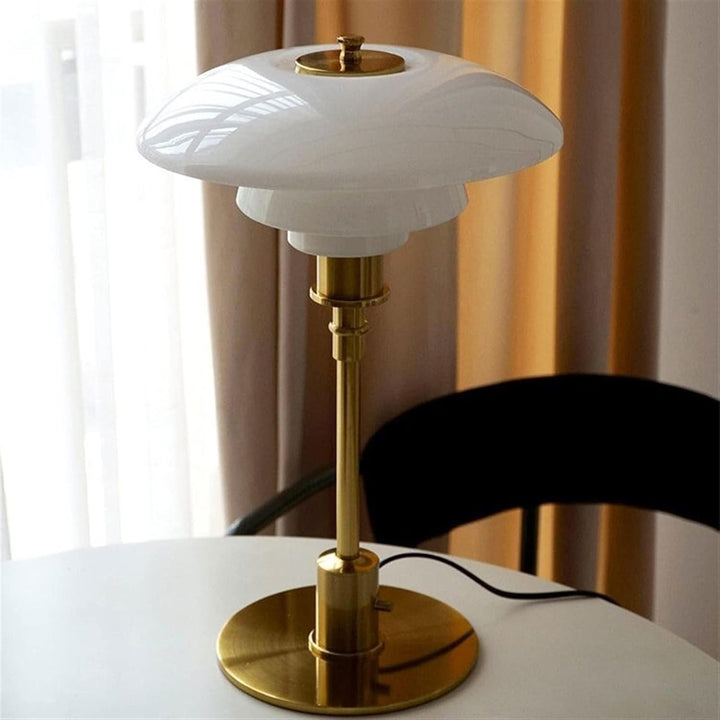 Skap stemning med denne moderne bordlampen i skandinavisk stil, med behagelig LED belysning.