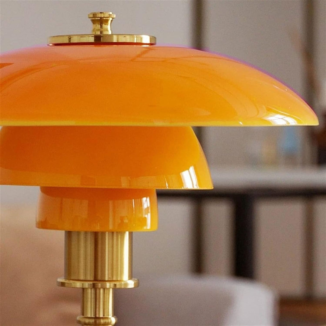 Nærbilde av moderne bordlampe i sølvfarget finish, elegant skandinavisk design og LED lys.