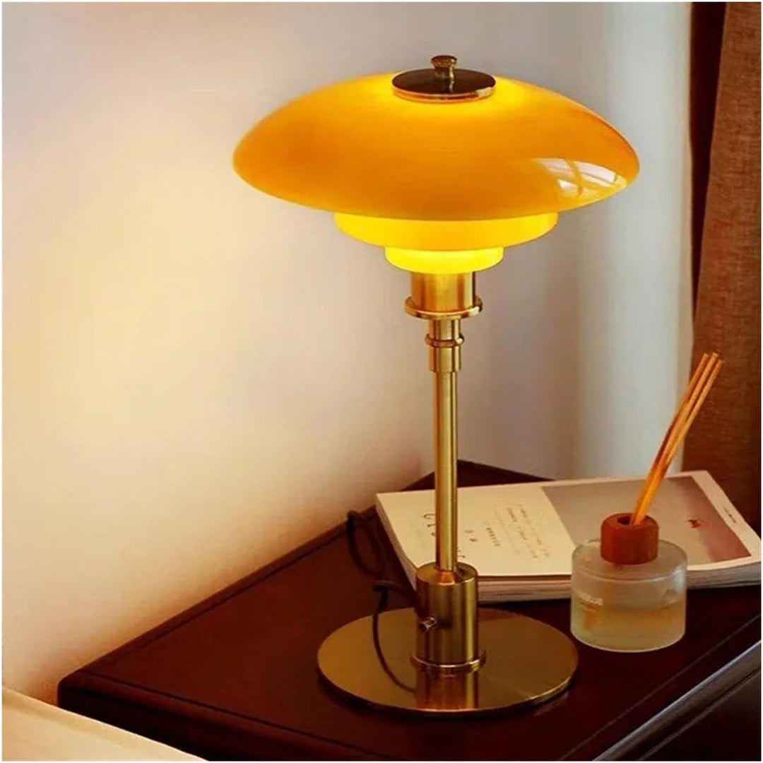 Moderne bordlampe i skandinavisk stil plassert på et nattbord, perfekt for hjemmeinnredning.