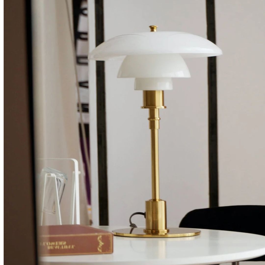 Amberfarget moderne bordlampe, skandinavisk design, skaper varm og innbydende stemningsbelysning.