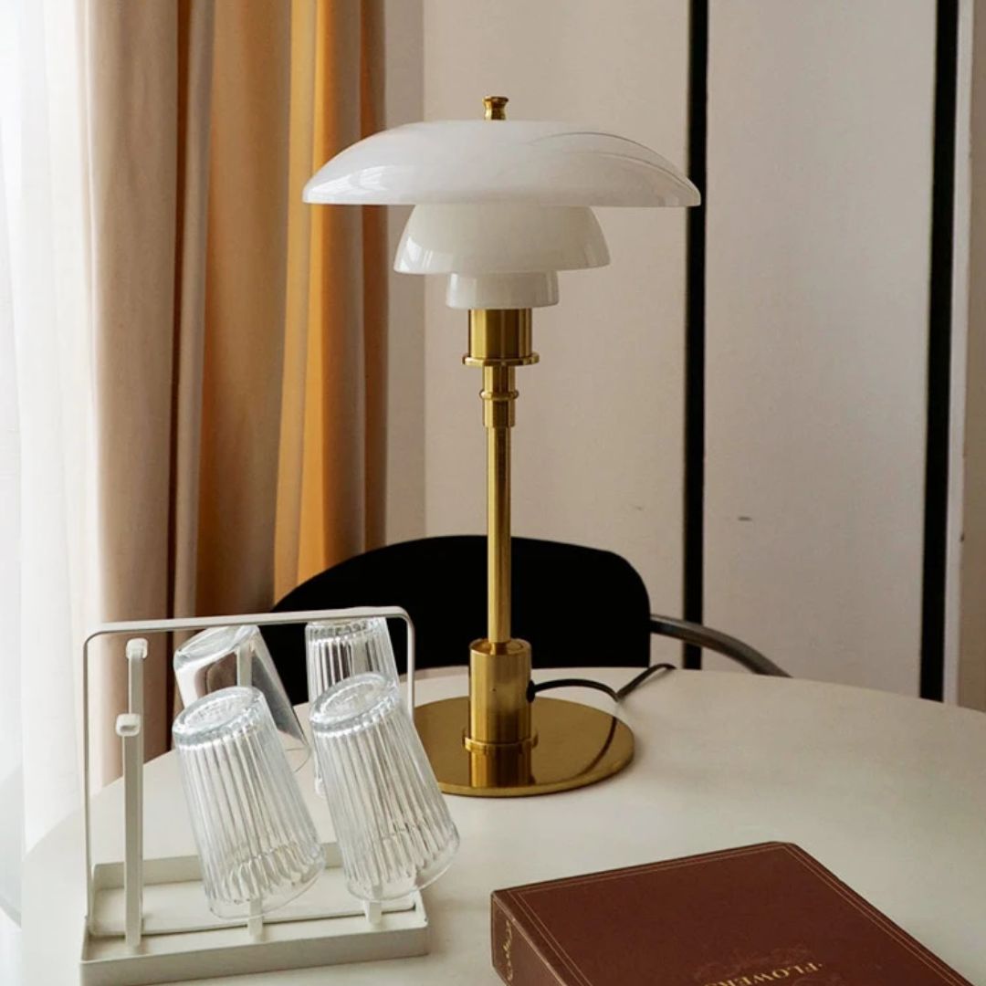 Elegant LED bordlampe med moderne skandinavisk design, perfekt som leselampe eller dekorativt element.