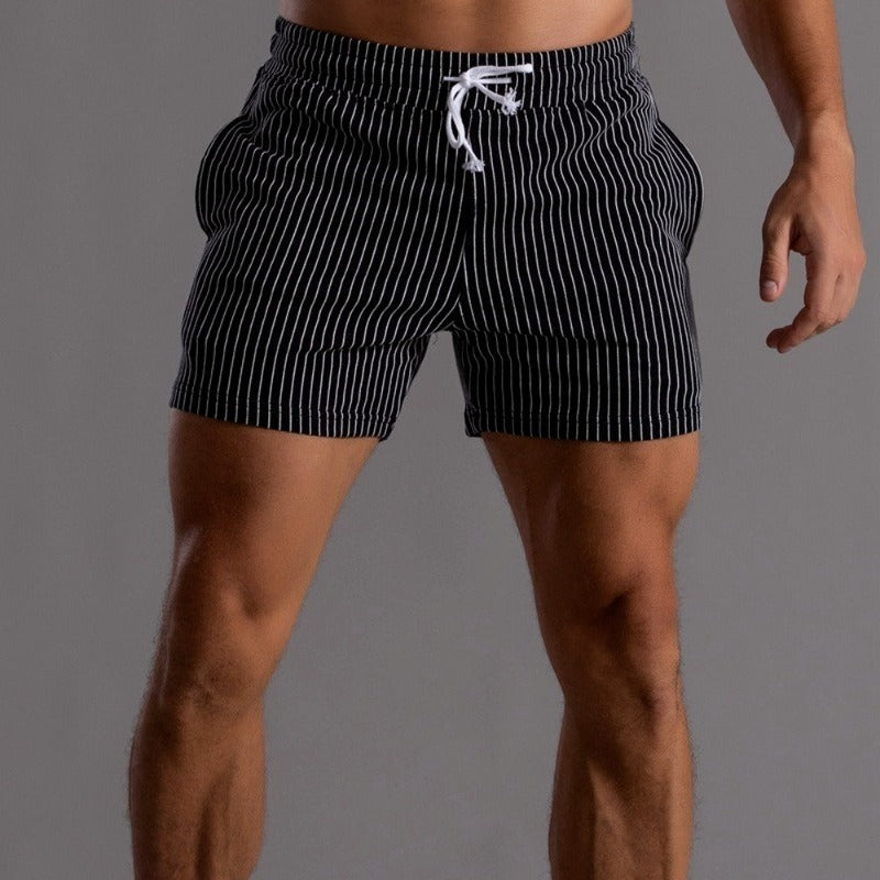 Hvite sommerstrandshorts med elastisk midje og justerbar snøring, komfortabel.