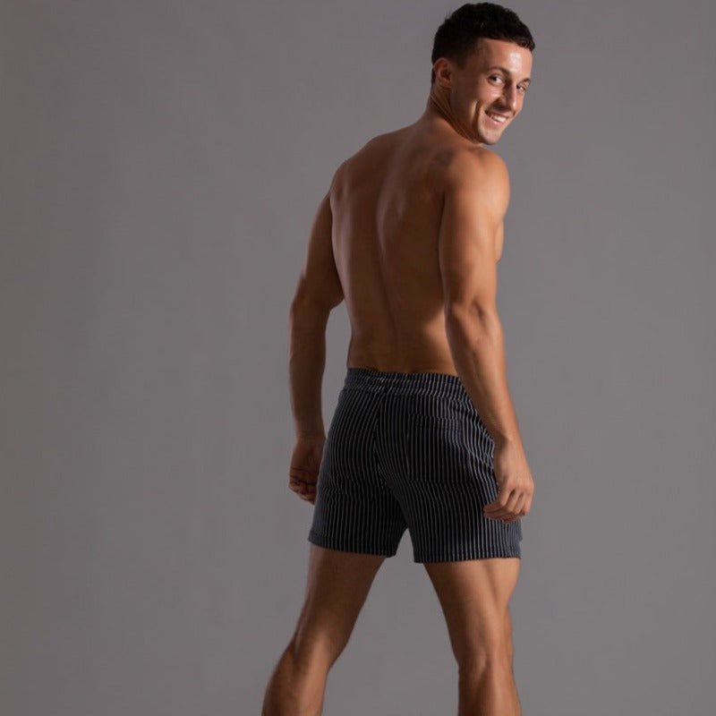 Bakside av grå slimfit fritidsshorts for menn, med lommer og komfortabel elastikk.