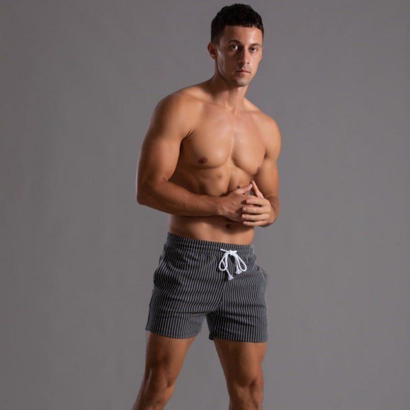Stilige sorte sommerstrandshorts med moderne slimfit passform, perfekt for menn.