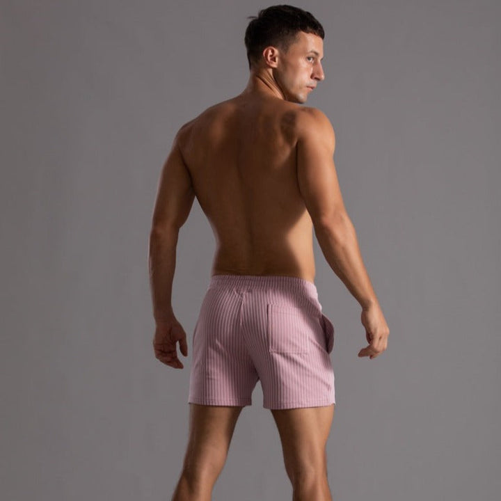 Nærbilde av stofftekstur på svarte sommerstrandshorts, lett og pustende materiale.