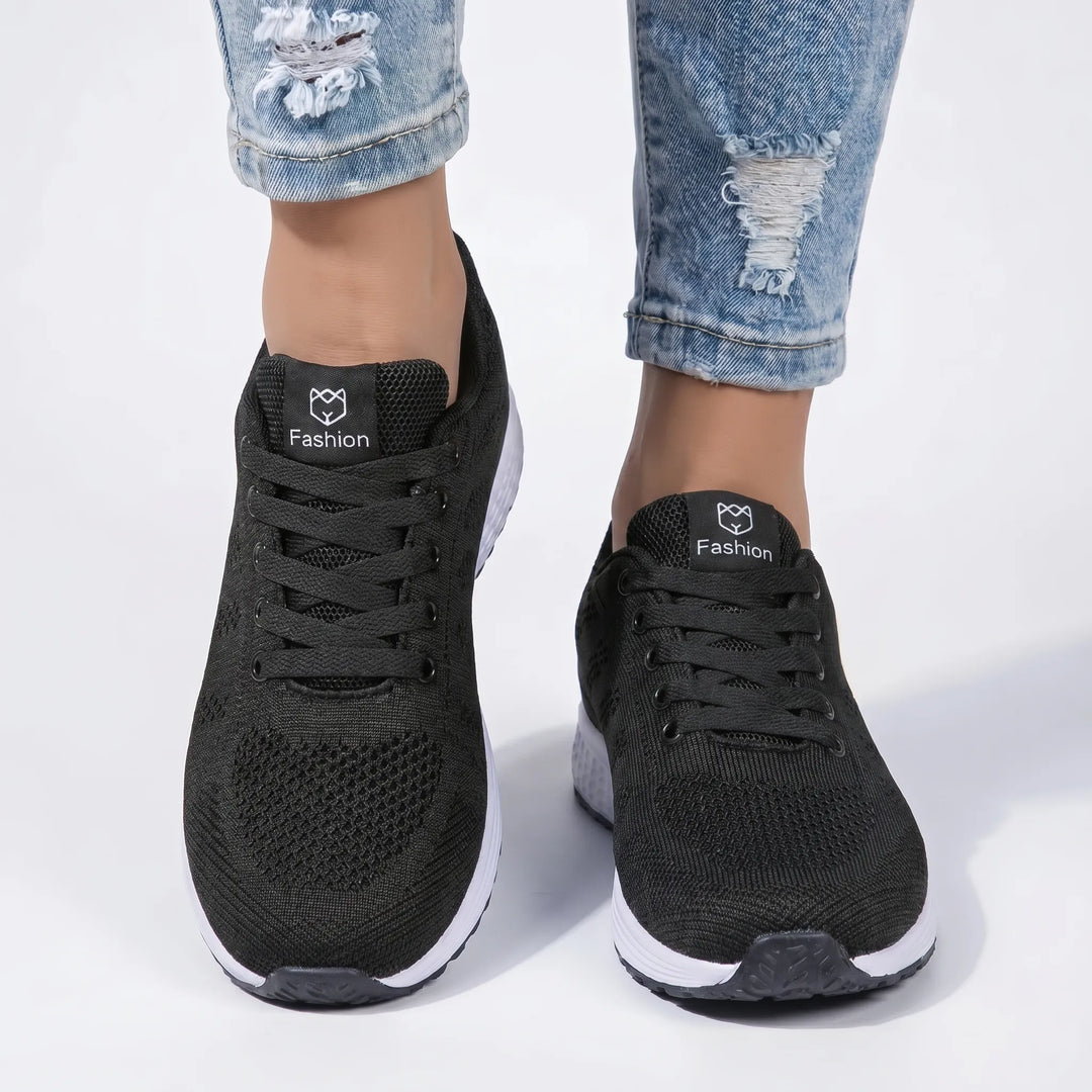 Stilren unisex mesh trener med snøring og dempet såle. Lettvektig og pustende for alle aktiviteter.