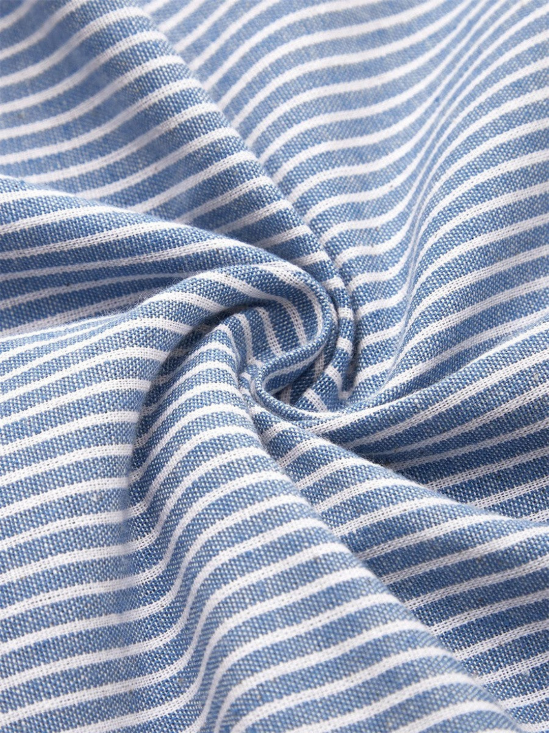 Elegant stripete damekjole i myk bomull, perfekt som midikjole til sommer eller hverdag. Med stilige knappedetaljer.