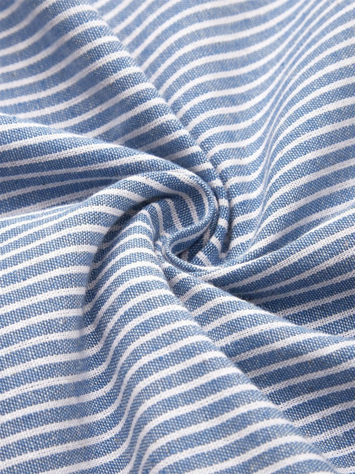 Elegant stripete damekjole i myk bomull, perfekt som midikjole til sommer eller hverdag. Med stilige knappedetaljer.