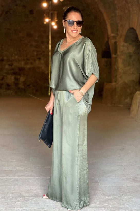 Luksuriøst todelt kvinnesett i gull; elegant bluse og matchende komfortable bukser for fest.