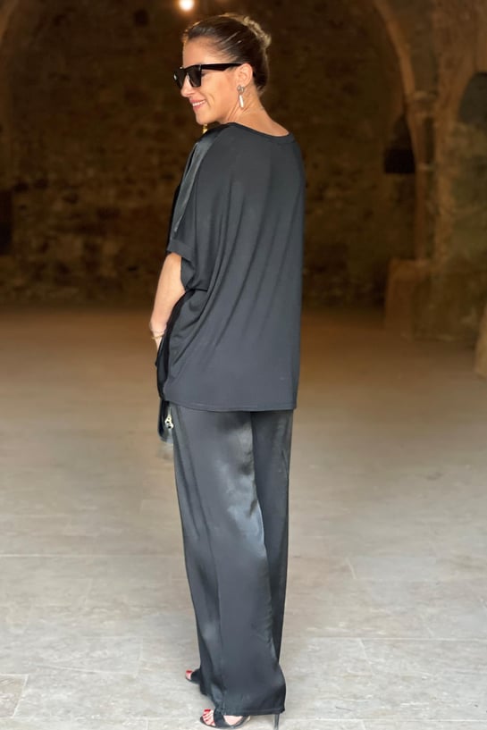 Moderne todelt kvinneantrekk; elegant bluse og komfortable bukser, passer for både fest og formelle anledninger.
