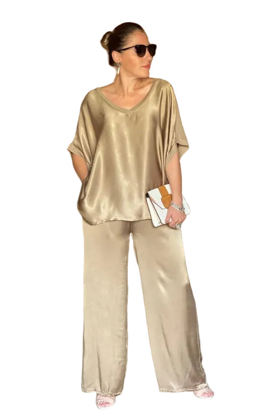 Elegant todelt antrekk for kvinner; komfortabel bluse og bukser, perfekt for fest og kveldsbruk.
