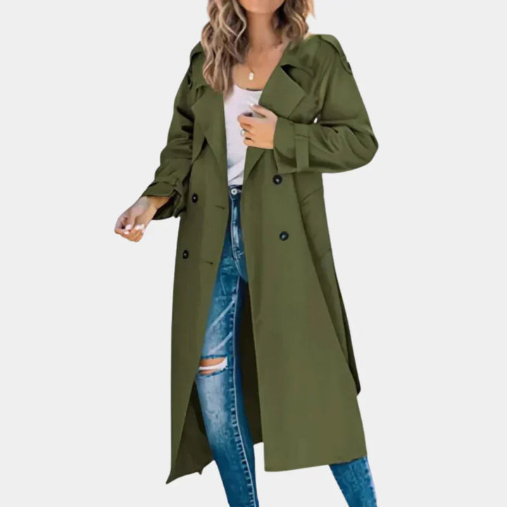 Dobbeltknappet kvinners trenchcoat i khaki. Klassisk og elegant yttertøy med belte for en tidløs vår- og høstlook.