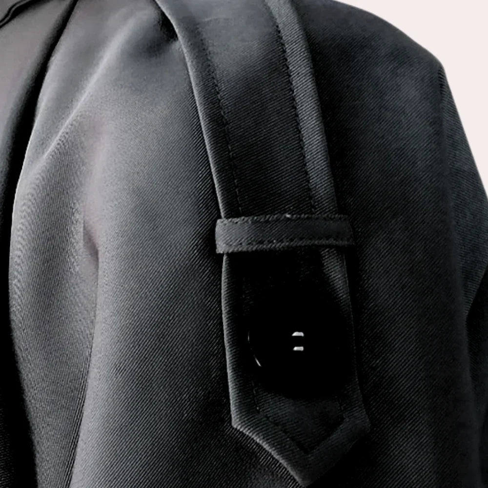 Ny kvinners trenchcoat i svart. Moderne og stilren høstkåpe med belte. Elegant yttertøy for overgangssesonger.