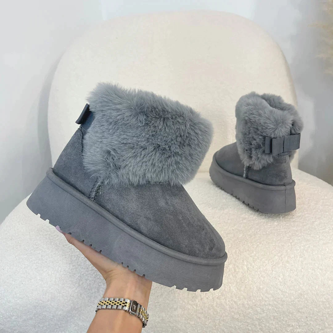 Nærbilde av mykt fluffy fôr i damestøvler. Ultimat komfort og varme for kalde vinterdager.