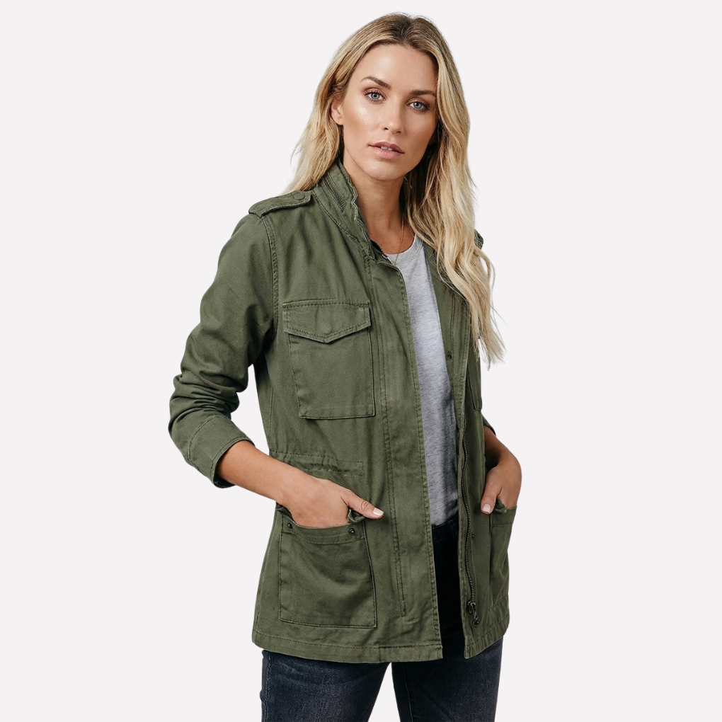 Elegant beige vårjakke for kvinner. Stilren, figursydd trenchcoat perfekt for vår og hverdag.