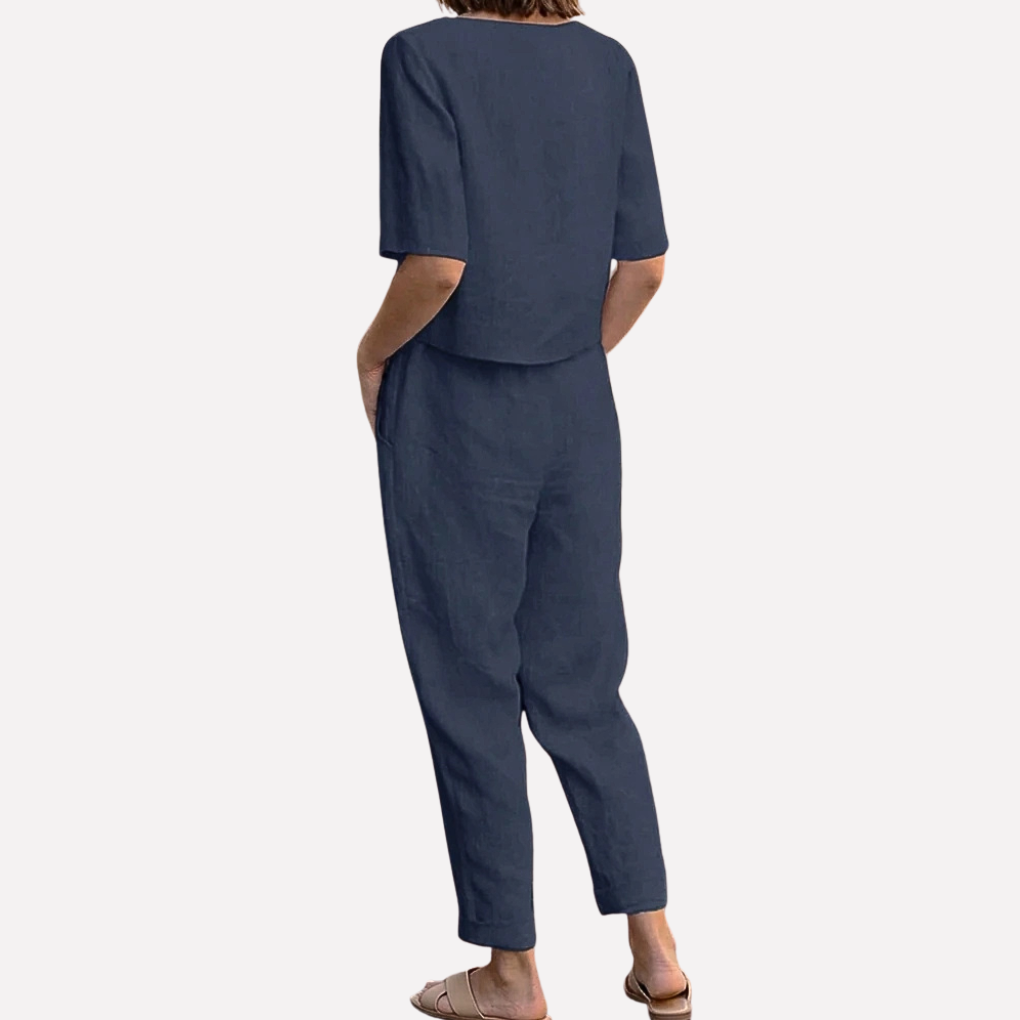 Elegant marineblått koordinert antrekk for dame, et komfortabelt todelt sett ideelt for hverdag og pluss størrelse.