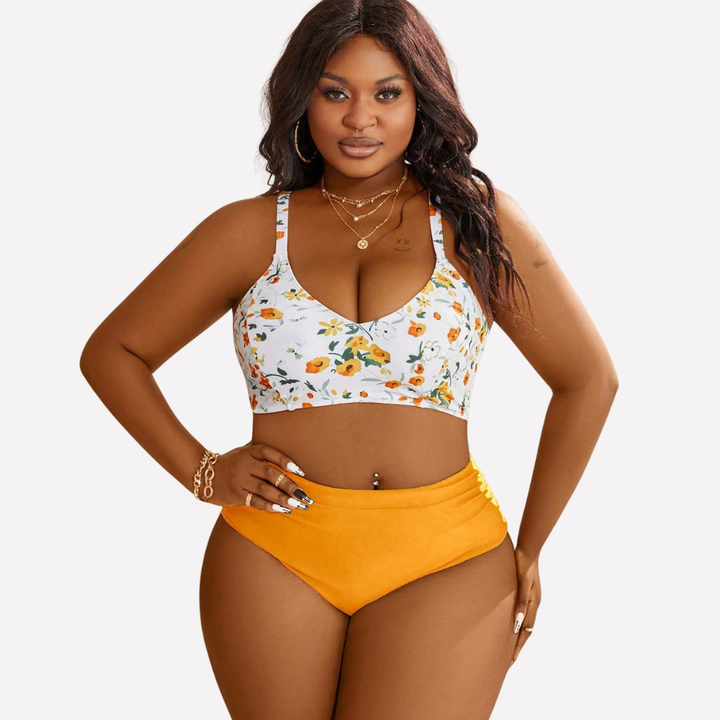 Elegant gult bikinisett med halterneck for kvinner. Ideelt for stranddager, ferie og sommerlige bassengaktiviteter.