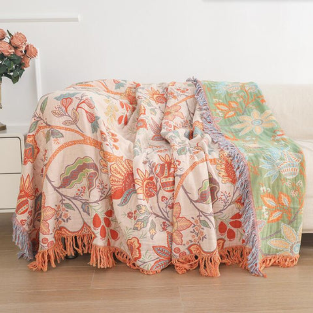 Stilfullt pledd med blomster og dusker, et dekorativt rustikt teppe for moderne interiør og hygge i hjemmet.