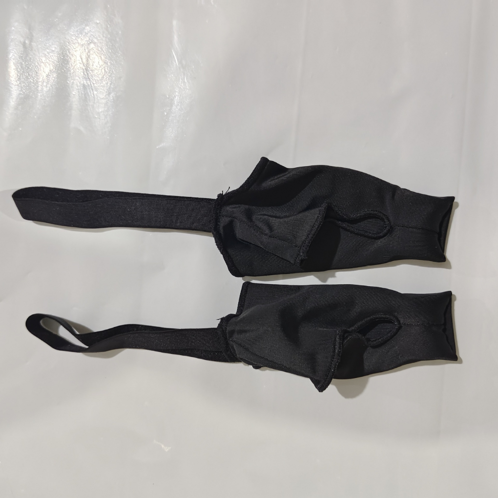 Svart unisex tåstøtte sleeve for justering og ortopedisk komfort. Gir tåbeskyttelse og fotkomfort.
