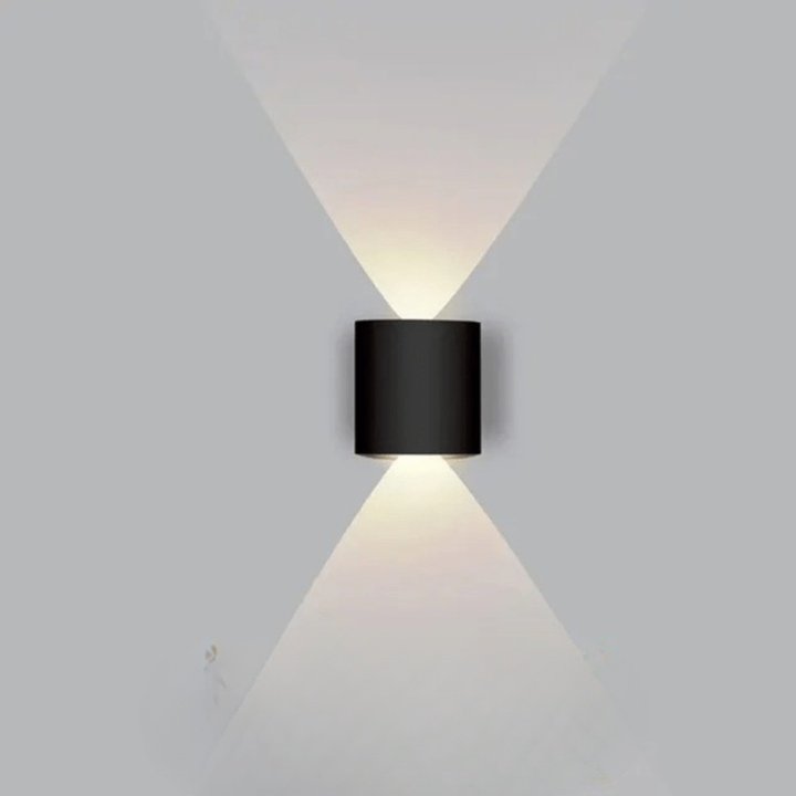 Slankt LED vegglys i moderne design, ideelt for utebelysning på terrasse eller balkong.