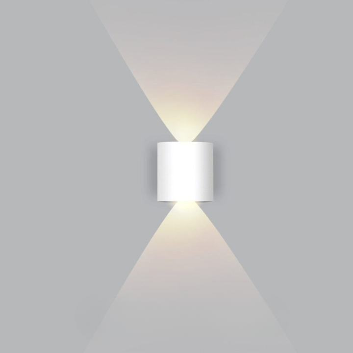 Moderne LED utendørs vegglys, sort aluminium, for stilfull belysning av hjemmets fasade.