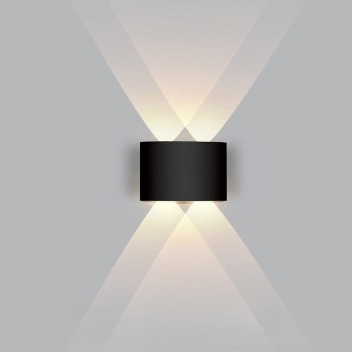 Energieffektivt LED vegglys for inngangsparti. Gir varm, innbydende utendørs belysning.