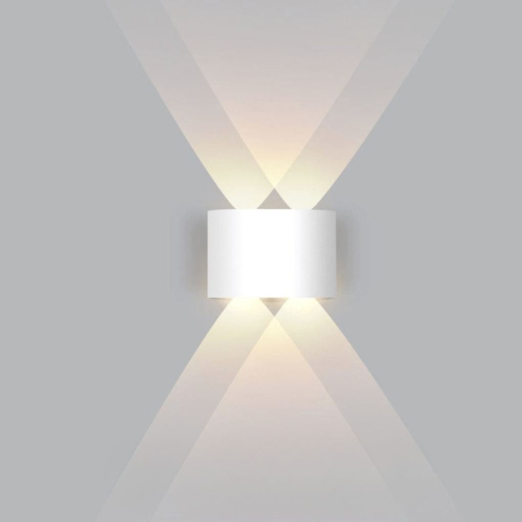 Holdbart LED utebelysning, perfekt for moderne hjem. Skaper elegant stemning utendørs.