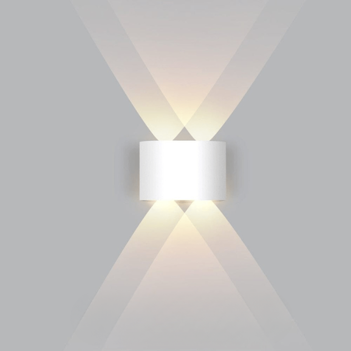 Holdbart LED utebelysning, perfekt for moderne hjem. Skaper elegant stemning utendørs.