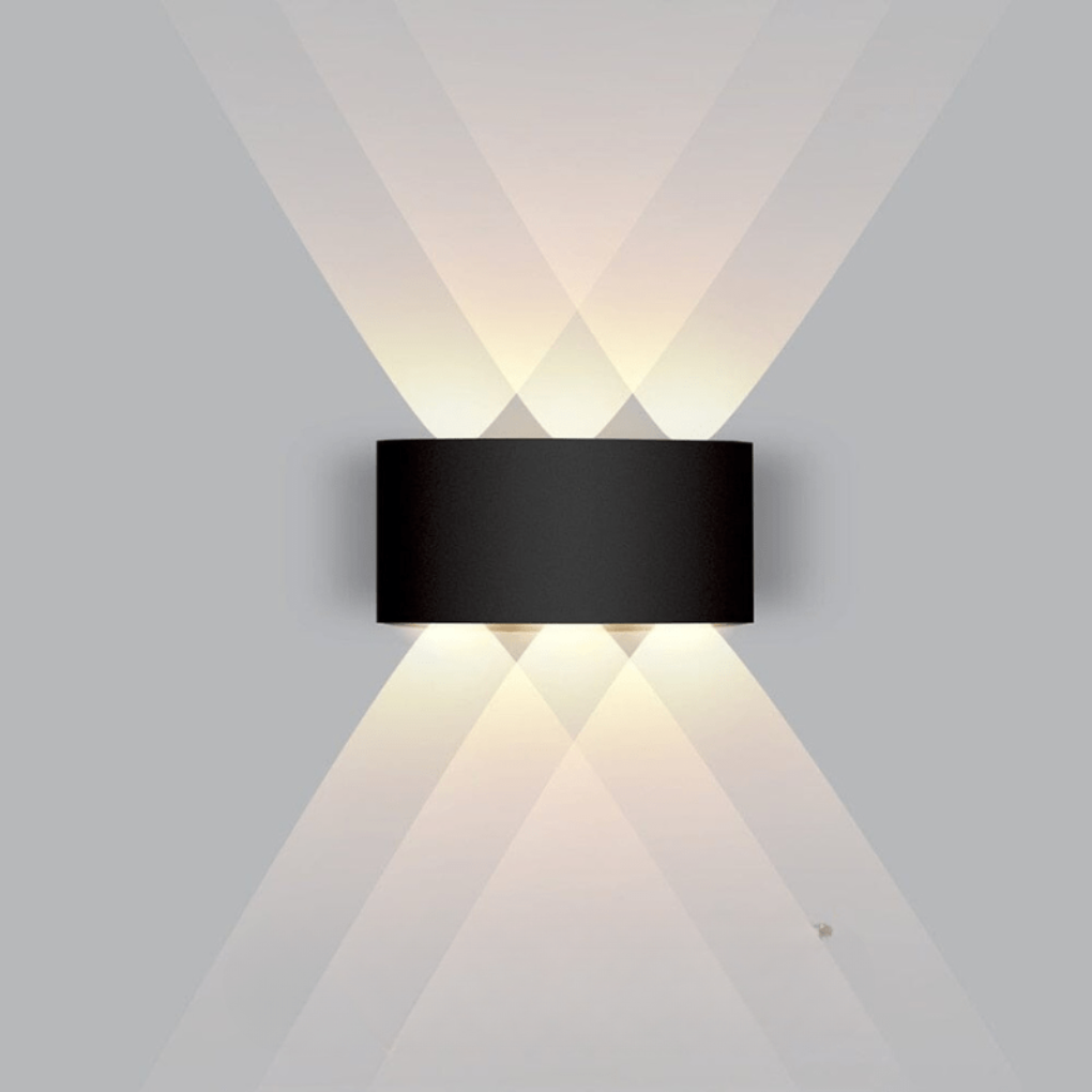 Stilrent moderne LED vegglys i sort, gir nedadgående belysning for fasader og inngang.