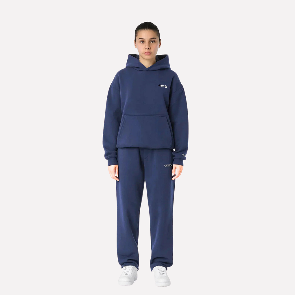 Sporty unisex treningsdrakt sett for allsidig bruk. Kombinerer stil, komfort og funksjonalitet for her og henne.
