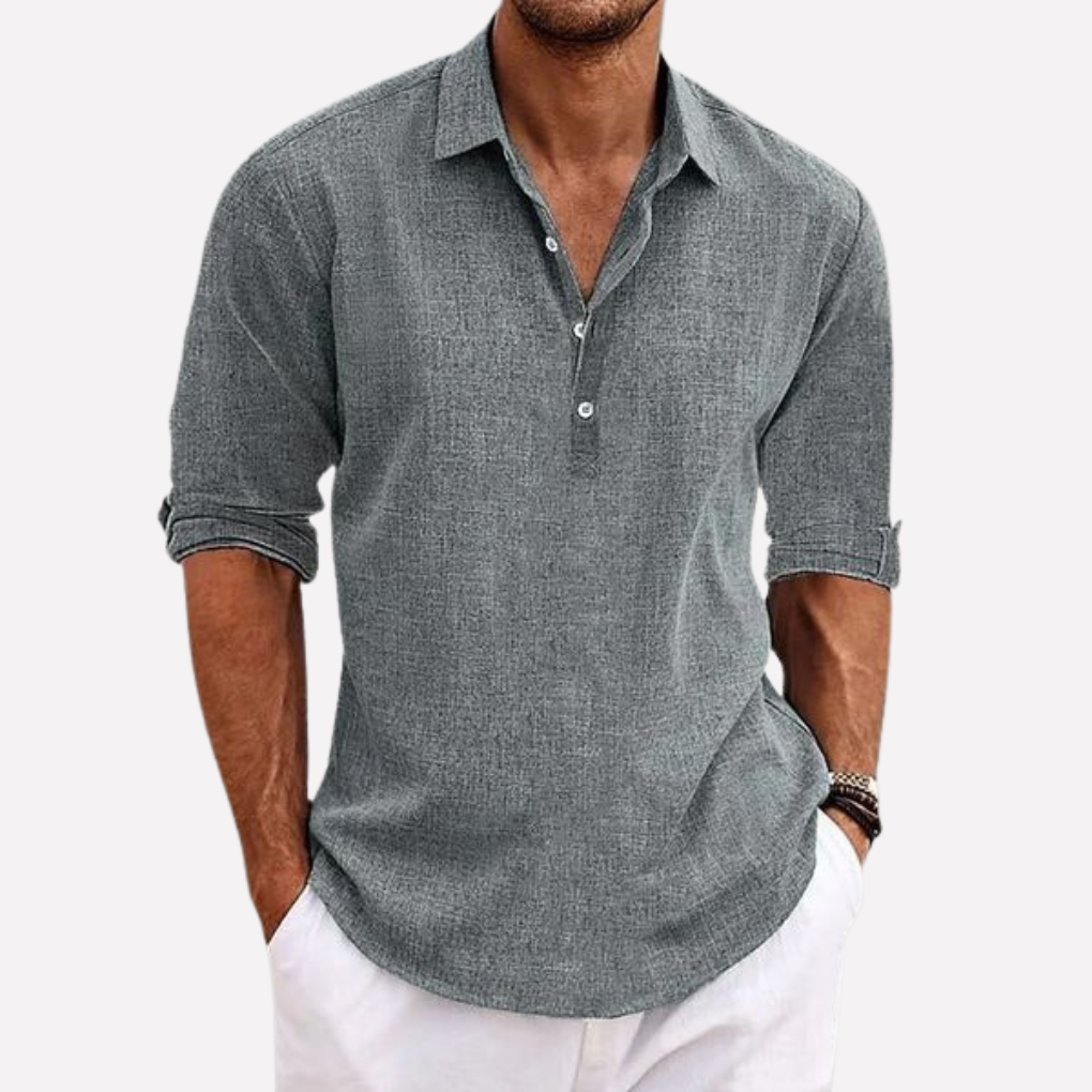 Komfortabel kortermet poloskjorte for menn. Ideell sommerskjorte og vårklær, perfekt for en stilren og avslappet look.